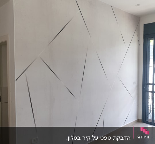 קיר עם טפט גיאומטרי בצבעים בהירים